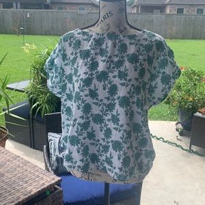 🧚🧚‍♀️just in time for warm weather. Cynthia Rowley linen blouse SZ L